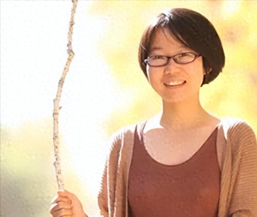 开云体育下载-45岁的李娟近况曝光，住15W的房子，不生孩子也不上班，选择隐居