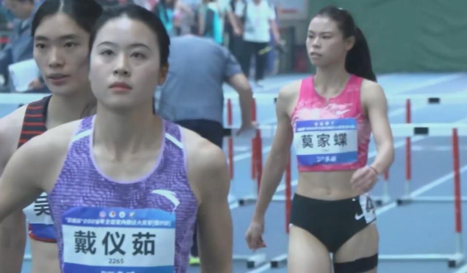 开云体育-吴艳妮决赛退赛！400米栏名将莫家蝶8秒21跨项夺60米栏冠军